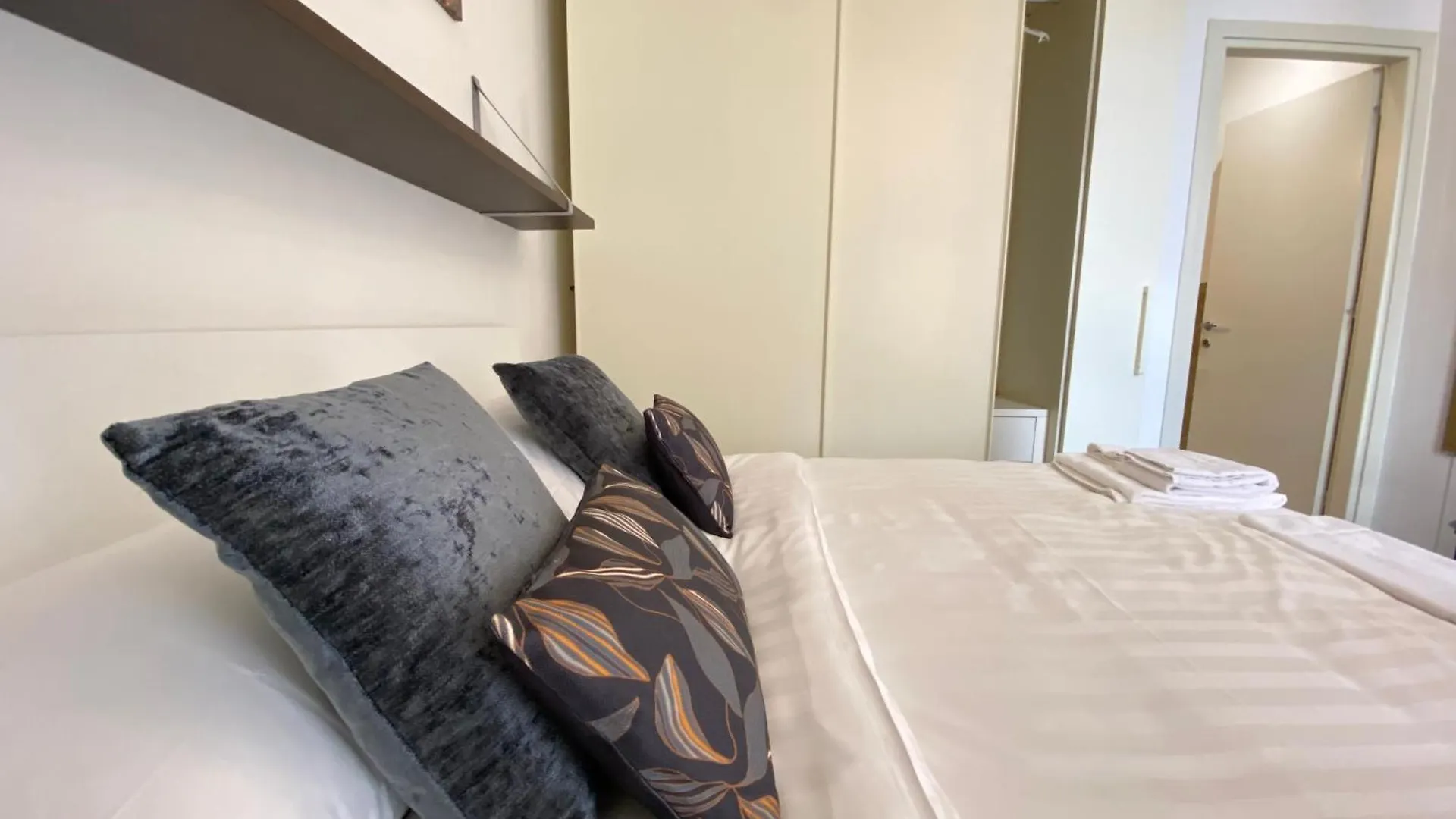 Apartment Avantgard Rooms Western Station Bologna Italy